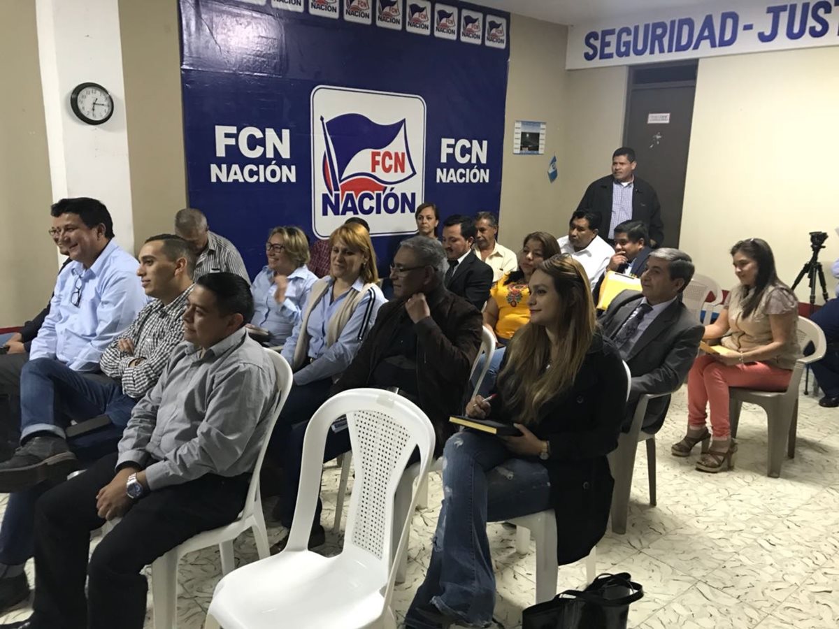 Otros integrantes de FCN-Nación que estuvieron presentes en la conferencia de prensa. (Foto Prensa Libre: Cortesía José Castro).