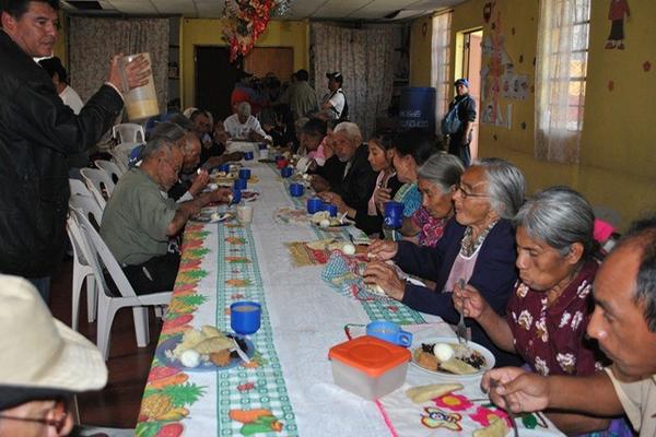 Adultos mayores comparten en la actividad efectuada con motivo de la Navidad, en San Marcos. (Foto Prensa Libre: Aroldo Marroquín) <br _mce_bogus="1"/>