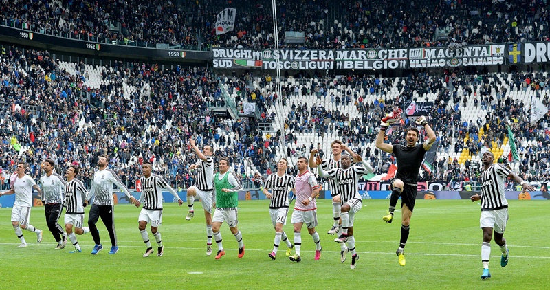 La Juventus consiguió el Scudetto desde el pasado lunes, y hoy lo festejó en la cancha. (Foto Prensa Libre: AP)