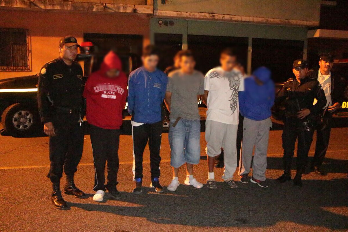 La captura de los supuestos salvatruchas se efectuó durante la madrugada, en el Barrio San Antonio, zona 6. (Foto Prensa Libre: PNC)