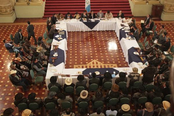 Delegados indígenas de Sololá, durante reunión en el Palacio Nacional con representantes del Gobierno.