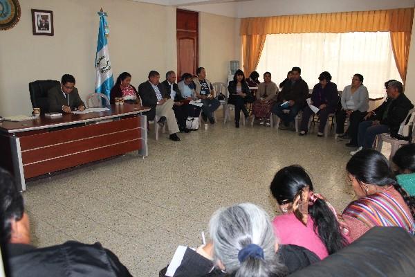 Vecinos de  Xecanchabox, representantes de la Municipalidad y un grupo de discapacitados tratan el tema de     la donación de terreno.