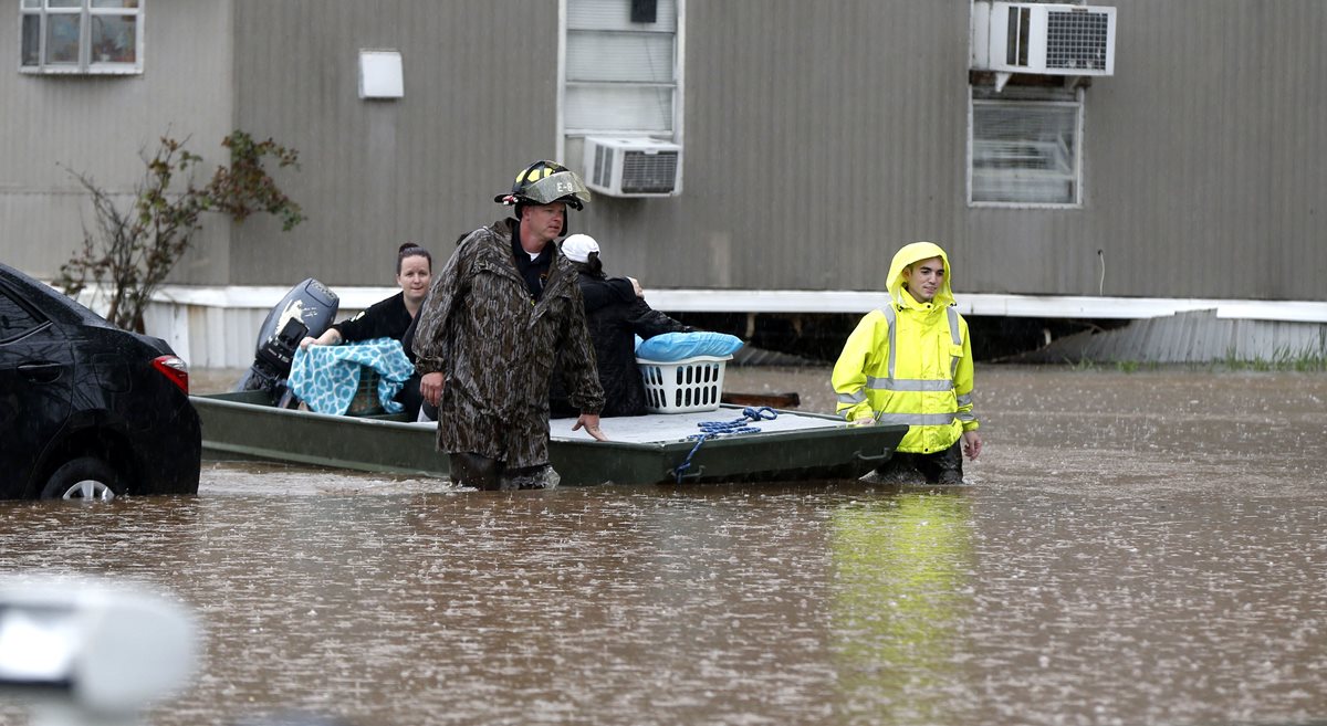 Bomberos ayudan a residentes a evacuar en Louisiana. (Foto Prensa Libre: AP).