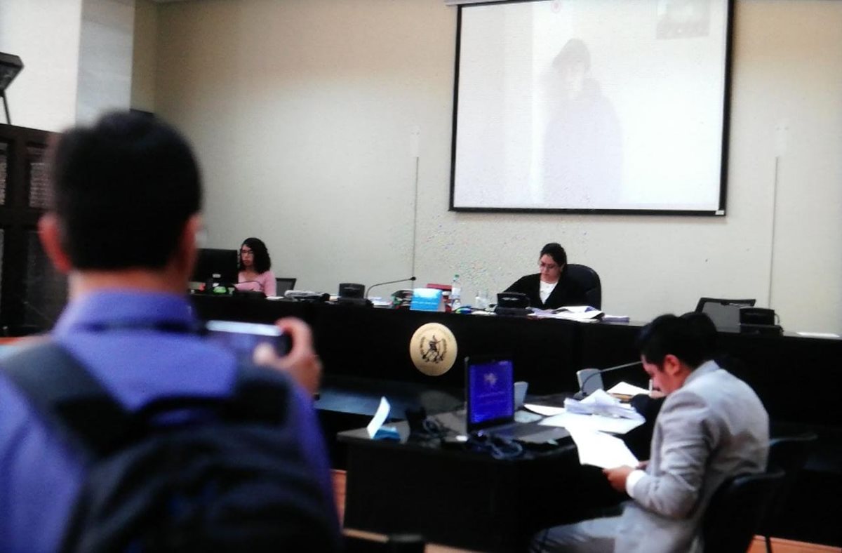 La indagatoria al supuesto marero Erick David Alexander Pablo García, conocido también como “Mago” y "Soldado universal", se realizó por videoconferencia. (Foto Prensa Libre: Carlos Hernández)