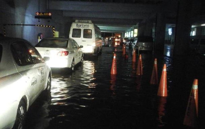 La salida de pasajeros en la terminal aérea se inundó con la lluvia. (Foto Prensa Libre: Sandra Escobar)