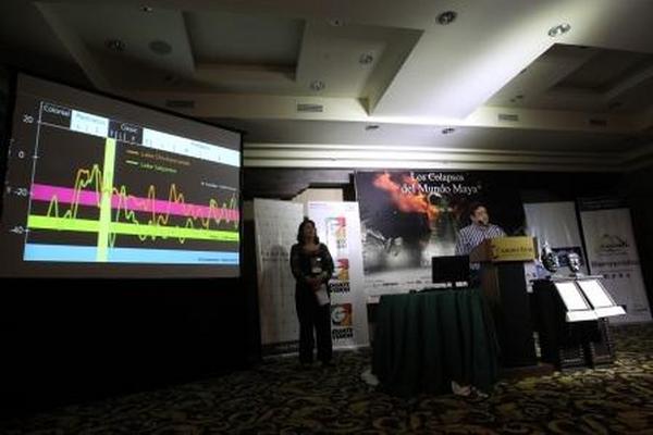 El arqueólogo Tomás Barrientos habla sobre un estudio de paleoclimatología. (Foto Prensa Libre: Brenda Martínez)