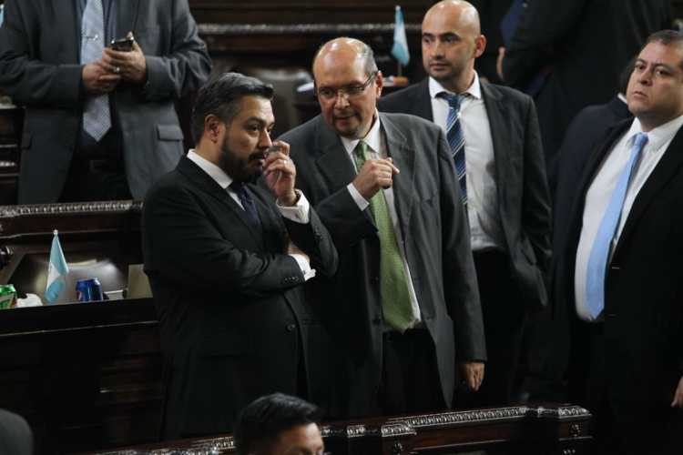 Durante la discusión fue evidente las negociaciones entre Orlando Blanco y Javier Hernández de los partidos UNE y FCN, respectivamente.
