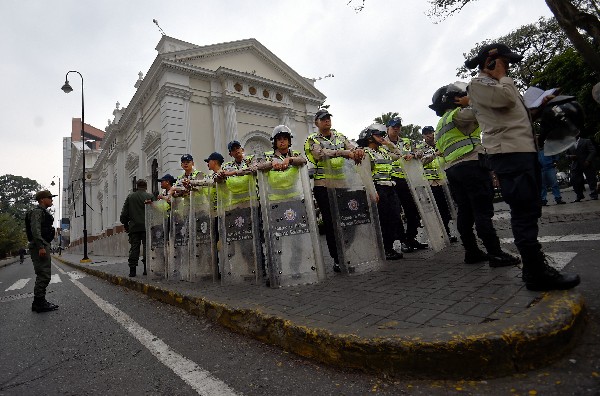 Efectivos <span>de la policía</span><span> custodian</span> <span>el Palacio Federal</span> <span>Legislativo</span> <span>en Caracas. (AFP).</span>