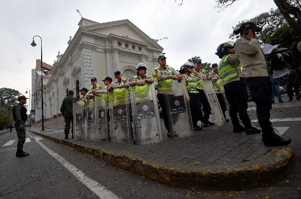 Efectivos <span>de la policía</span><span> custodian</span> <span>el Palacio Federal</span> <span>Legislativo</span> <span>en Caracas. (AFP).</span>