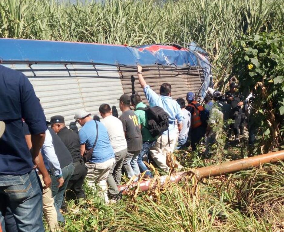 Unidad accidentada en la ruta al suroccidente, en Escuintla. (Foto Prensa Libre: @DTransitoPNC).