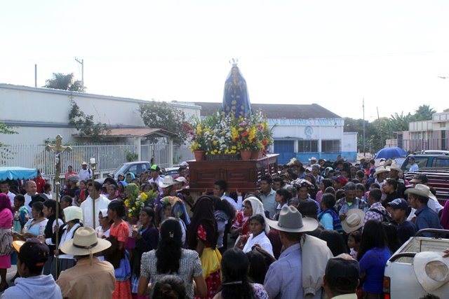 La procesion de la Virgen de Nuestra Señora de la Expectacion o Virgen de la O recorre las principales calles de la cabecera de Jalapa. (Foto Prensa Libre: Hugo Oliva)