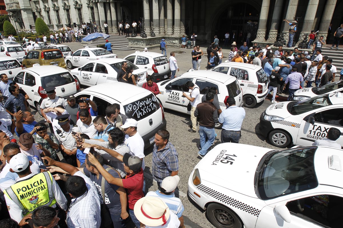Taxistas han manifestado en la capital en contra del servicio de taxis Uber. (Foto Prensa Libre: Paulo Raquec)
