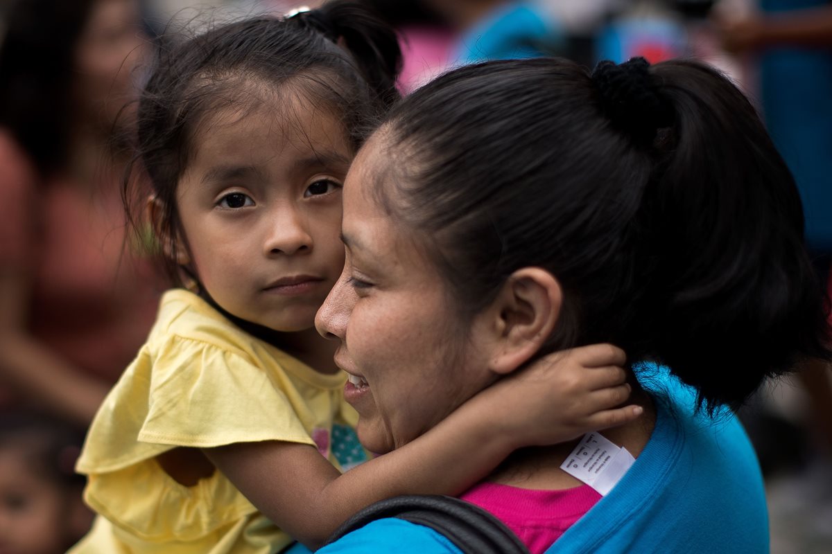 Nieves Ojendiz, una inmigrantes mexicana, sostiene a su niña de 4 años durante una protesta en Nueva York. (Foto Prensa Libre: AFP).
