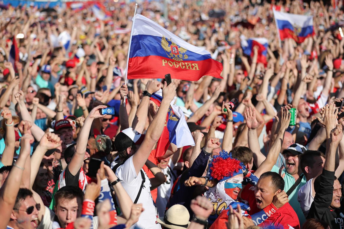 La afición rusa disfruta de la victoria de su selección ante España. (Foto Prensa Libre: EFE)