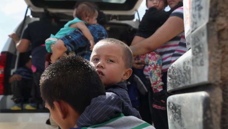 La ola de niños migrantes hacia EE. UU. se disparó en los último años. (Foto Prensa Libre: AFP)