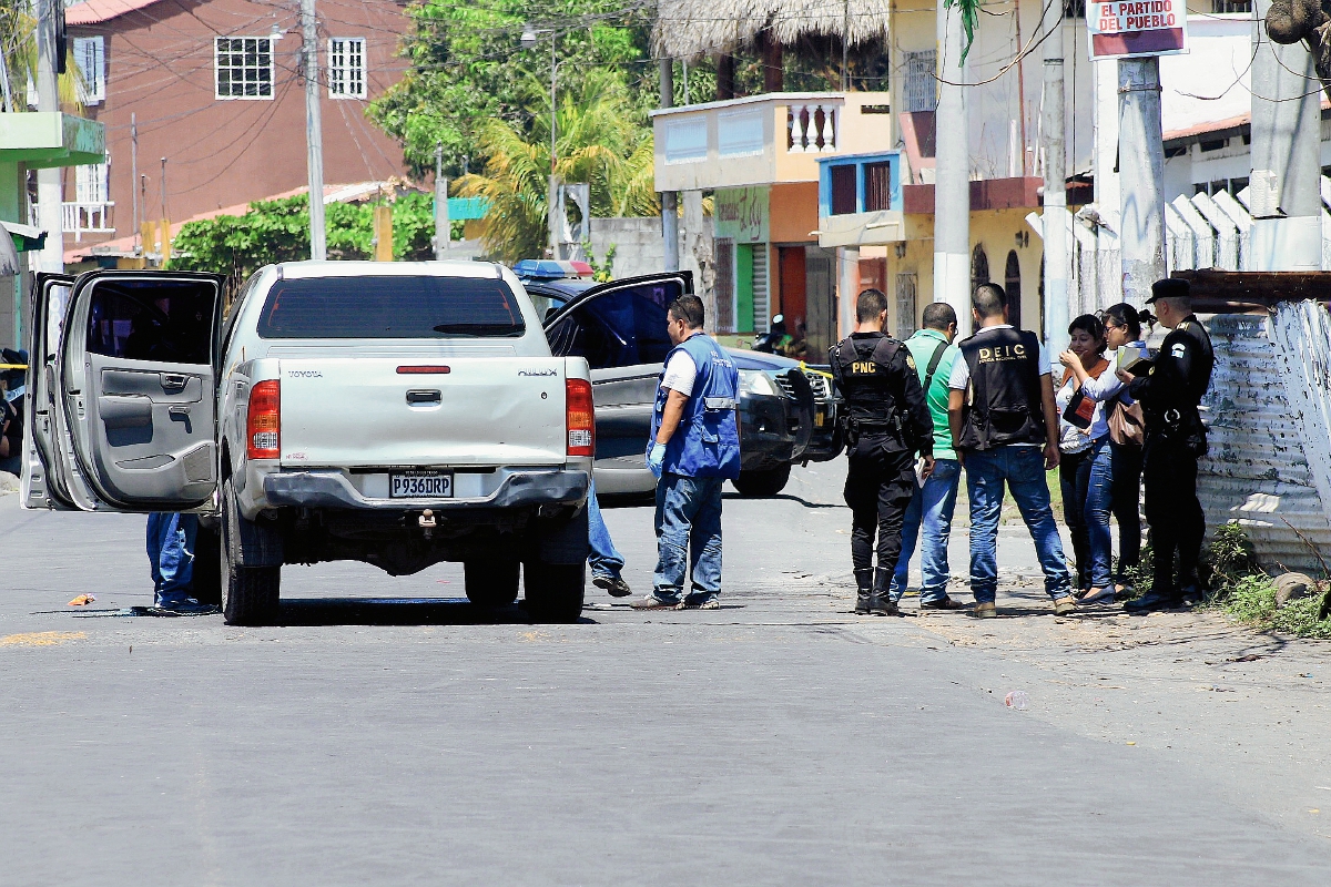 Las autoridades  investigan la muerte de  Juan Balvino Monterroso, en Puerto San Jose, Escuintla. (Foto Prensa Libre: Carlos Paredes)