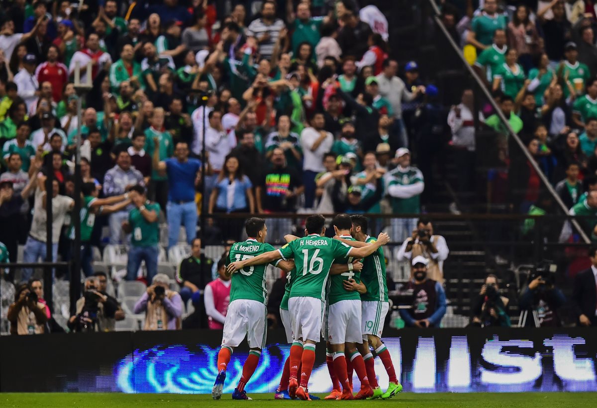 Así festejaron los jugadores de México, en el Azteca, con su afición. (Foto Prensa Libre: AFP)