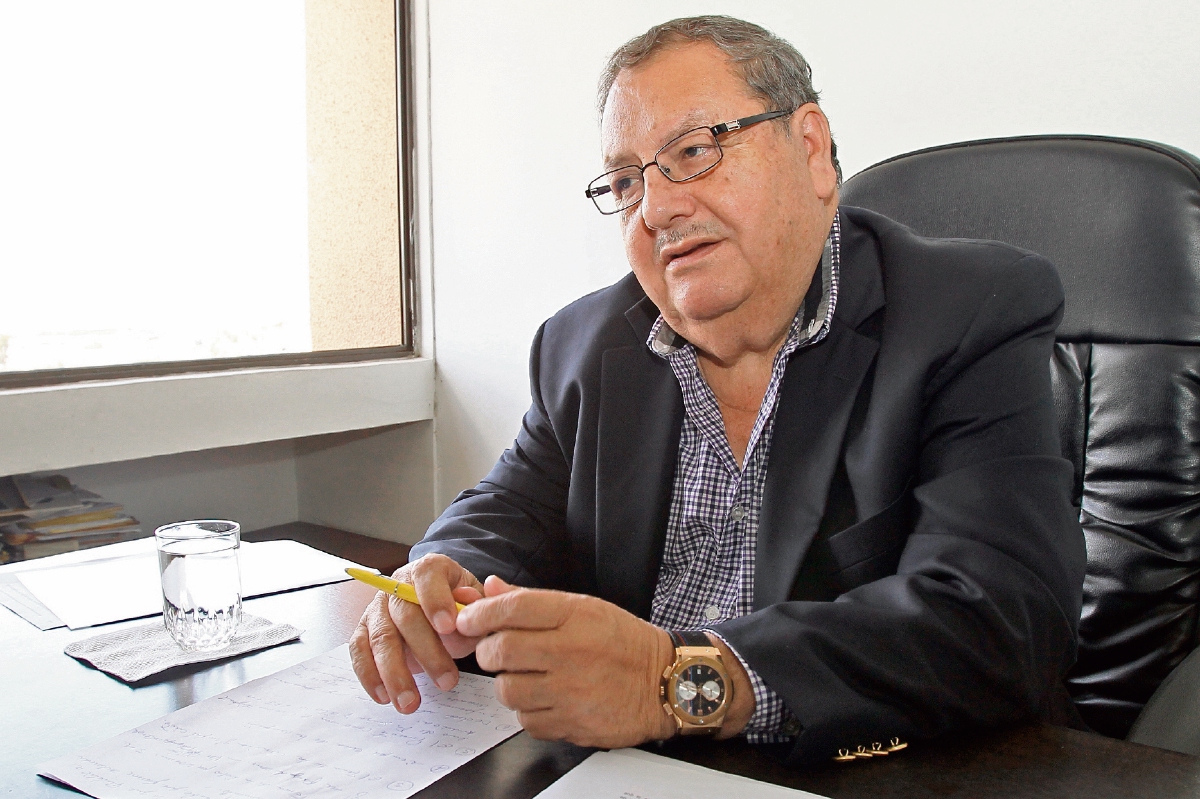 Rafael Salguero conversó con TodoDeportes en su oficina, respecto del escándalo de corrupción que ha sacudido la cúpula de la Fifa y de las lecciones que deberá aprender el futbol mundial. (Foto Prensa Libre: Eddy Recinos)