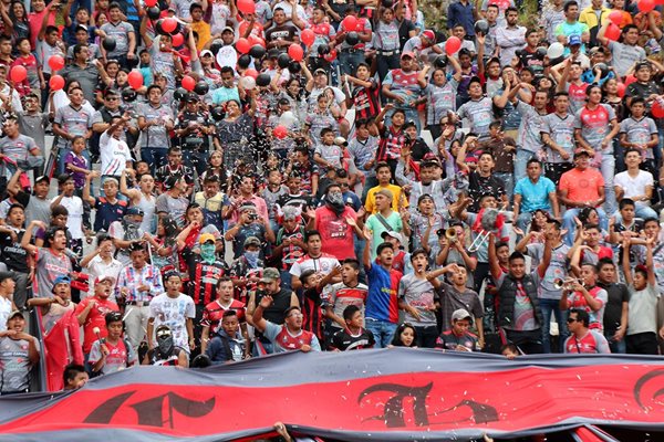 Los aficionados de los Peces Cenizos se hicieron sentir en el apoyo de su equipo para el enfrentamiento contra Xelajú MC (Foto Prensa Libre: Eduardo Sam)