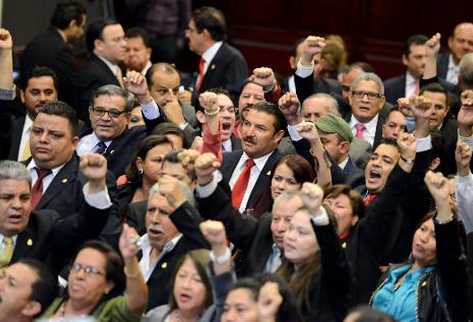 Diputados del partido opositor Libre lanzan gritos contra el  ministro del Interior hondureño, Áfrico Madrid. (Foto Prensa Libre.  AFP).