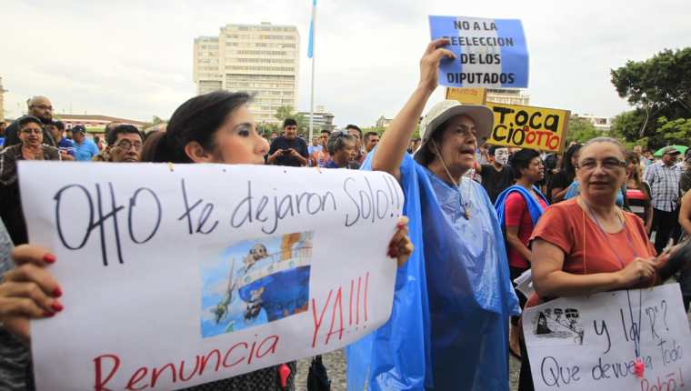 Miles de guatemaltecos exigen la renuncia del presidente Otto Pérez Molina. (Foto Prensa Libre: Hemeroteca PL)