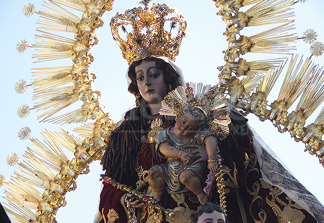 Un detalle característico y que ha sido imitado muchas veces es el niño dormido que porta en sus brazos. (Foto: Néstor Galicia)