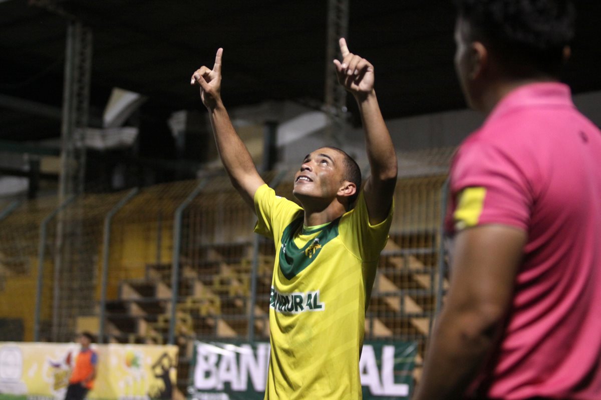Janderson Pereira festeja luego de abrir el marcador para Petapa. (Foto Prensa Libre: Jesús Cuque)