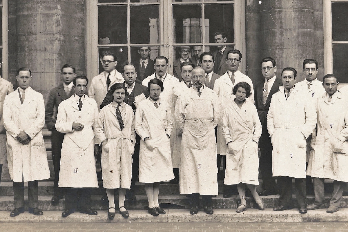 El médico Rodolfo Robles — el segundo con saco oscuro en la fila central— rodeado de miembros del Instituto Pasteur en Francia, en la década de 1930.