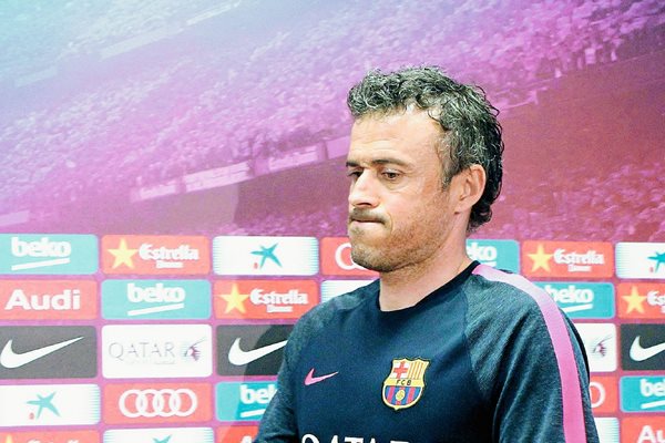 El entrenador del FC Barcelona, Luis Enrique Martínez, considera que el diálogo es lo más importante. (Foto Prensa Libre: EFE)