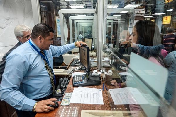 Las casas de cambio y los bancos venezolanos comenzaron las transacciones en una tasa de 172.05 bolívares por dólar. (Foto Prensa Libre: AFP).