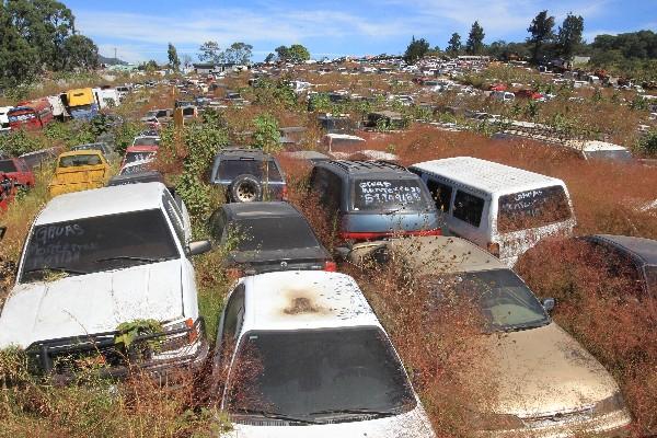 Los autos, en su mayoría, son desmantelados en el segundo día que ingresan en el predio.