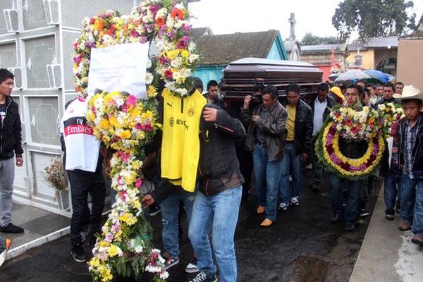 Familiares cargan el féreto con los restos de Gustavo Antonio Chaj, quien murió de neumonía luego de ser deportado de EE. UU.  (Foto Prensa Libre, Carlos Ventura)<br _mce_bogus="1"/>