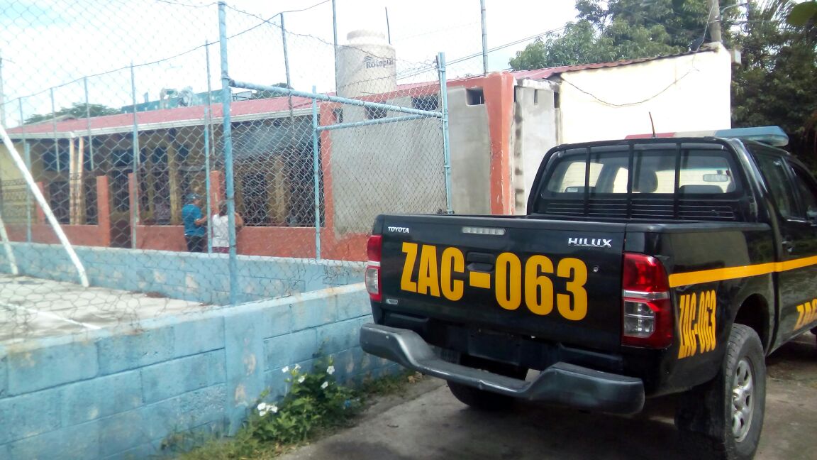 Para ingresar en la  Escuela Oficial de Párvulos de La Fragua, Zacapa, los ladrones rompieron la malla perimetral.  (Foto Prensa Libre: Mario Morales)