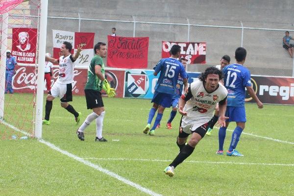Agustín Herrera celebra el único gol de las serpientes contra Halcones. (Foto Prensa Libre: Alexander Coyoy)
