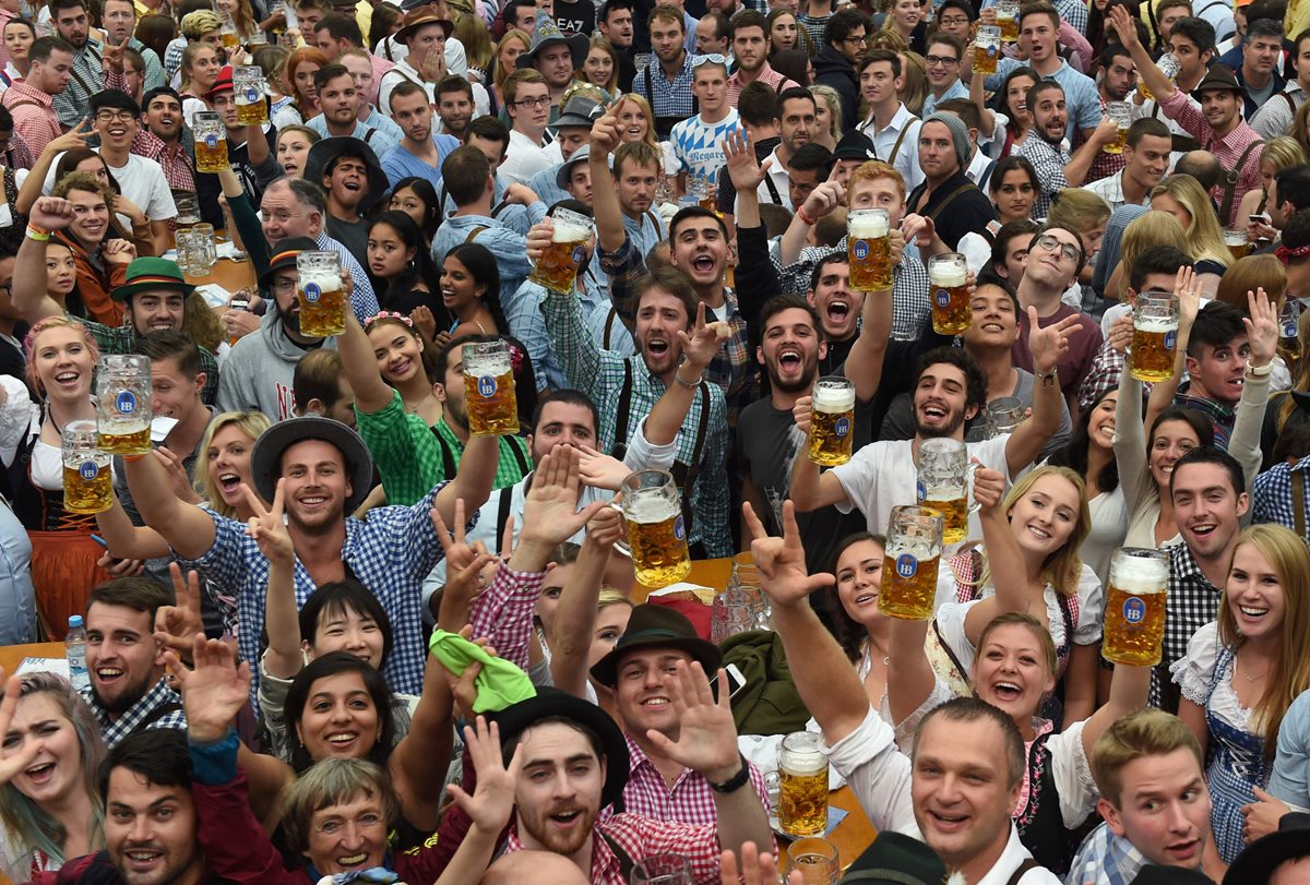 Visitantes abren la mayor festividad cervecera del mundo. (Foto Prensa Libre: AFP)