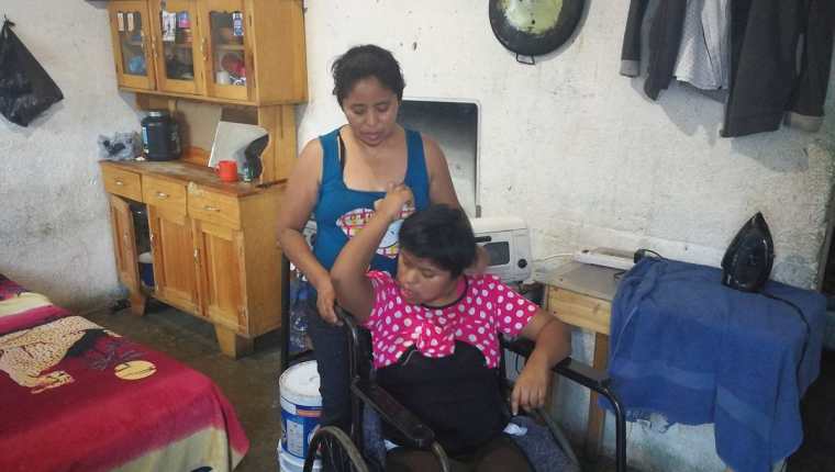 Marina González junto a su hija Wendy, quien permanece en silla de ruedas. (Foto Prensa Libre: Oscar García).