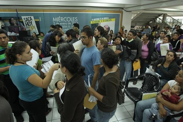 Miles de guatemaltecos hace cola para obtener su DPI. (FOTO PRENSA LIBRE: Esbin García)<br _mce_bogus="1"/>