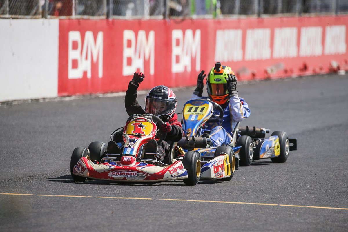 Ian Sapper pasa primero la linea de meta en la categoría 60 TAG, durante la sexta fecha del Campeonato Nacional de Karts. (Foto Prensa Libre: Sofía Azurdia)