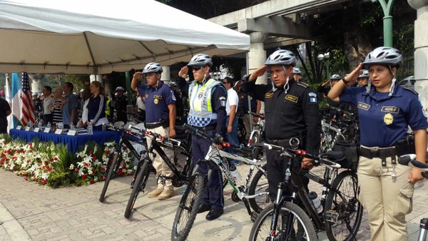 Los policías patrullaran las calles en bicicletas. El plan se extenderá a todo el país. (Foto Prensa Libre: Mingob)
