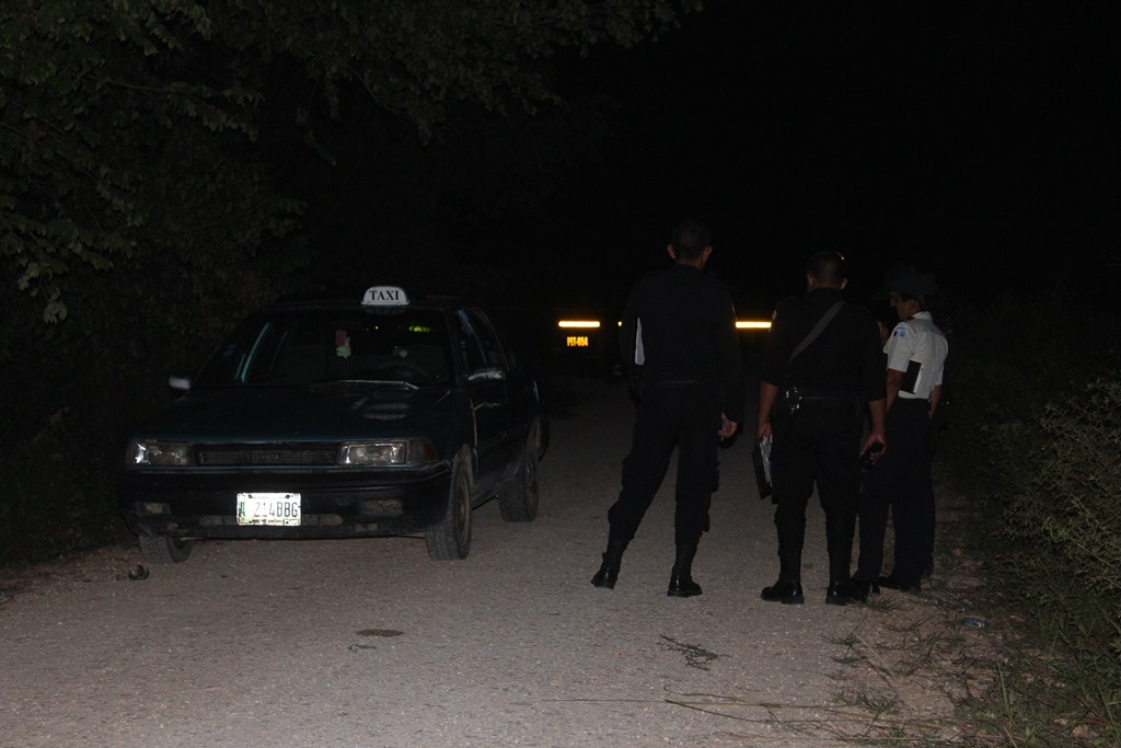 Investigadores permanecen en el lugar donde fue ultimado Manuel González, en San Benito, Petén. (Foto Prensa Libre: Rigoberto Escobar)