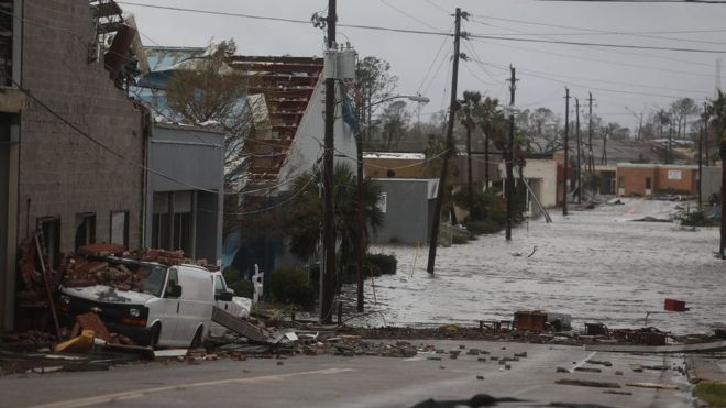 Las inundaciones también han tomado varias calles de las principales comunidades. AFP
