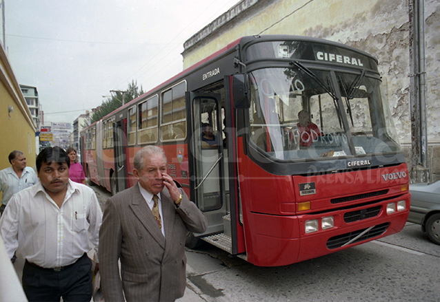 Un bus "gusano" transita por el centro histórico de la capital en 1998. (Foto: Hemeroteca PL)