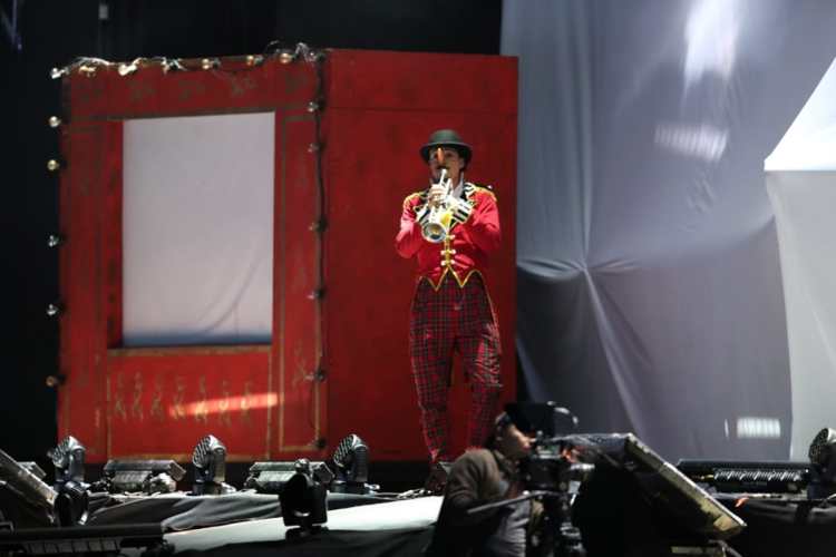 El polifacético, Panchorizo, animó al público con sus malabares, acrobacias y comedia durante el show