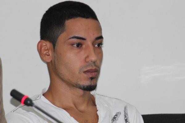 Neftaly de Jesús Ortega escucha al juez del Tribunal de Sentencia de Jutiapa. (Foto Prensa Libre: Óscar González).
