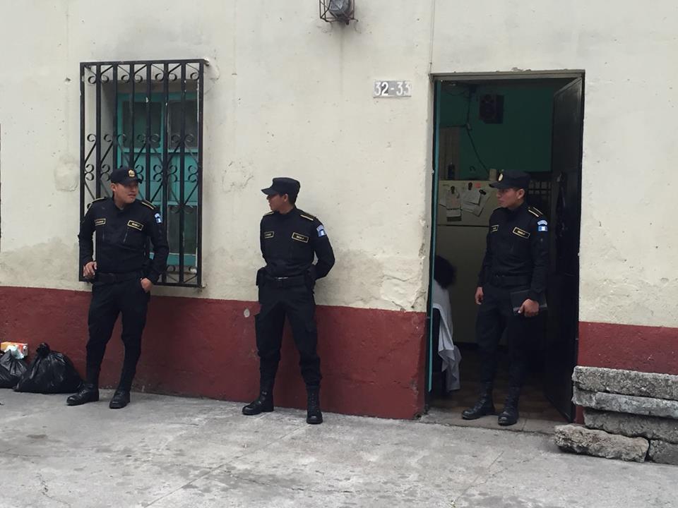 La Policía Nacional Civil capturó a tres personas por un caso de adopción irregular en el Hospital de Amatititlán. (Foto Prensa Libre: PNC)