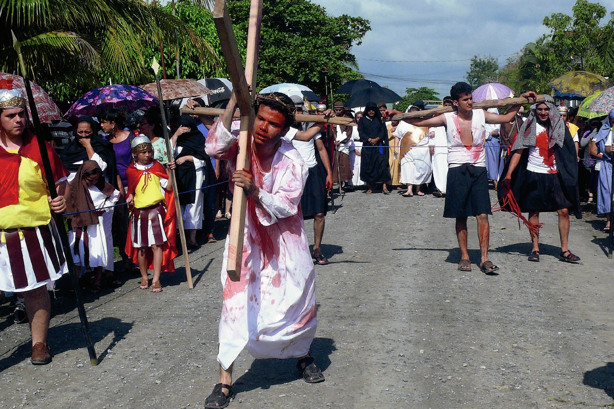 Jóvenes dramatizan la Pasión y muerte de Jesús, en Puerto Barrios, Izabal. (Foto Prensa Libre: Edwin Perdomo)