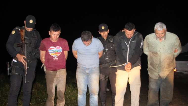 Detenidos cuando intentaban ocultar avioneta. (Foto Prensa Libre: PNC)