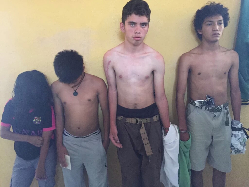 Hesler Omar Rodríguez y Luis Alejandro Salic, junto a dos menores enviados a prisión preventiva. (Foto Prensa Libre: Hemeroteca PL)