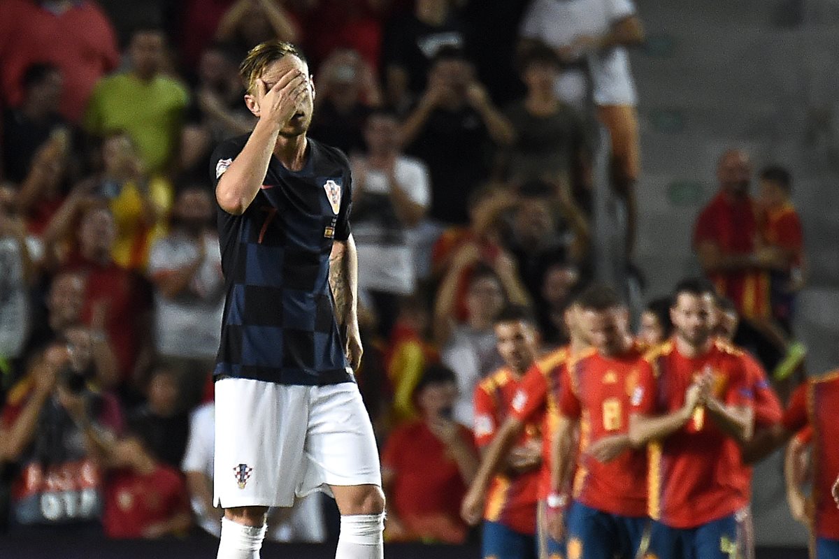 Luka Modric se cubre el rostro con su mano derecha después de la apabullante derrota contra España. (Foto Prensa Libre: AFP)
