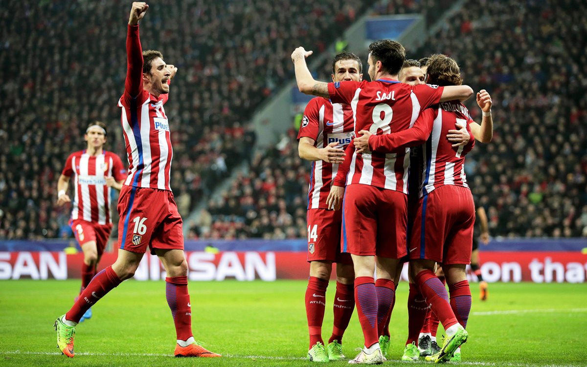 Los jugadores del Atlético de Madrid celebran la anotación de su segundo gol hoy frente al Bayer Leverkusen en la ida de los octavos de final de la Champions. (Foto Prensa Libre: EFE)